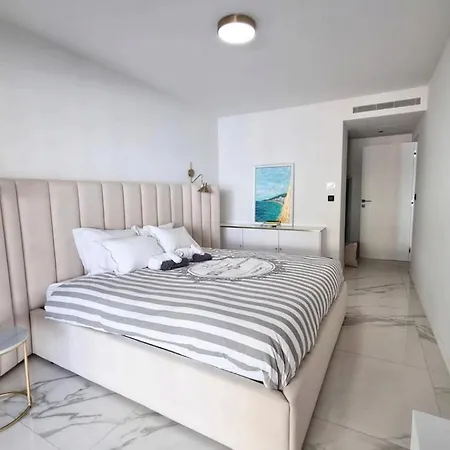 Stunning 3 Bedrooms With Terrace In Gray D'albion Apartment *